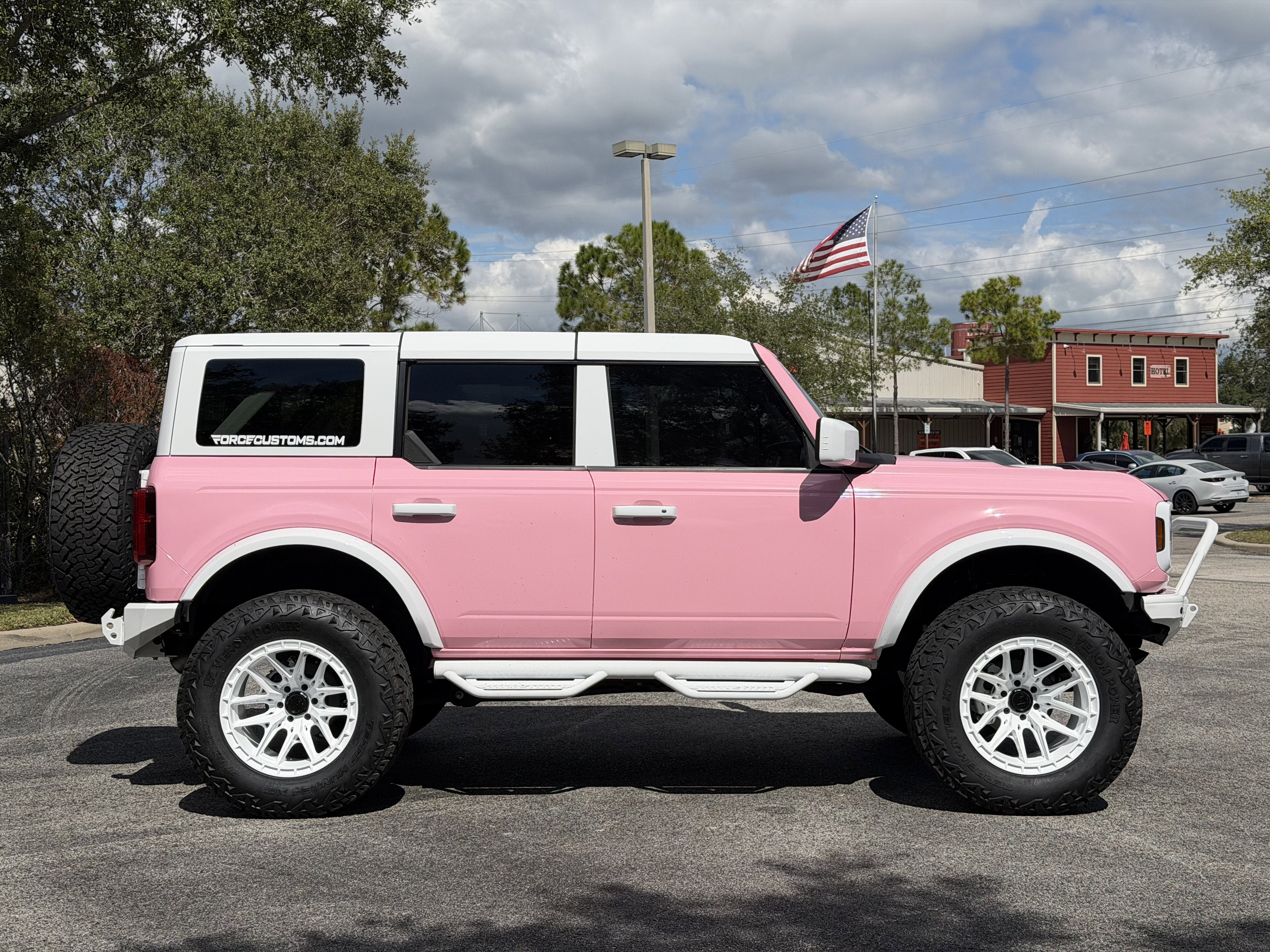 2023 Ford Bronco BLACK DIAMOND, PINK WRAP