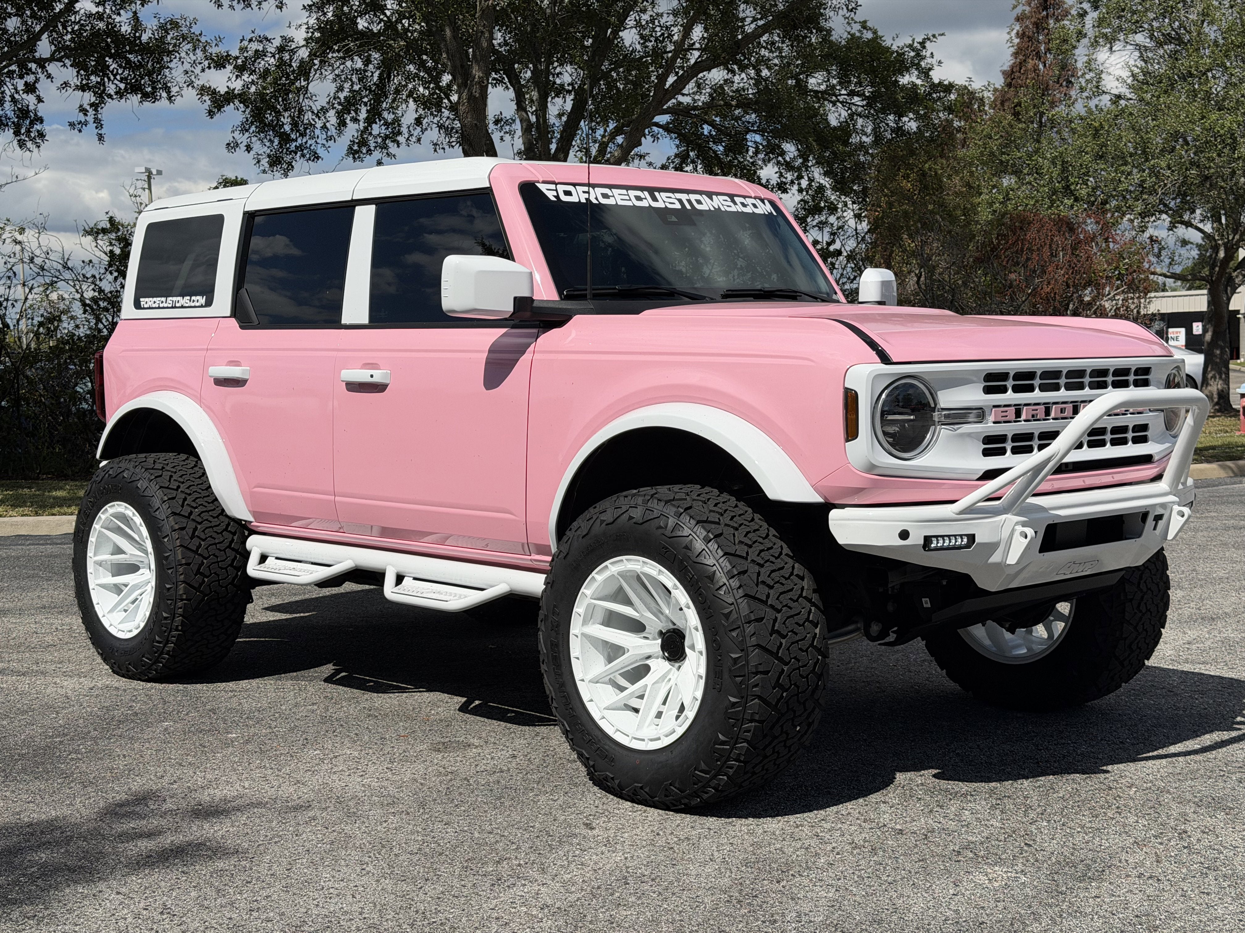 2023 Ford Bronco BLACK DIAMOND, PINK WRAP