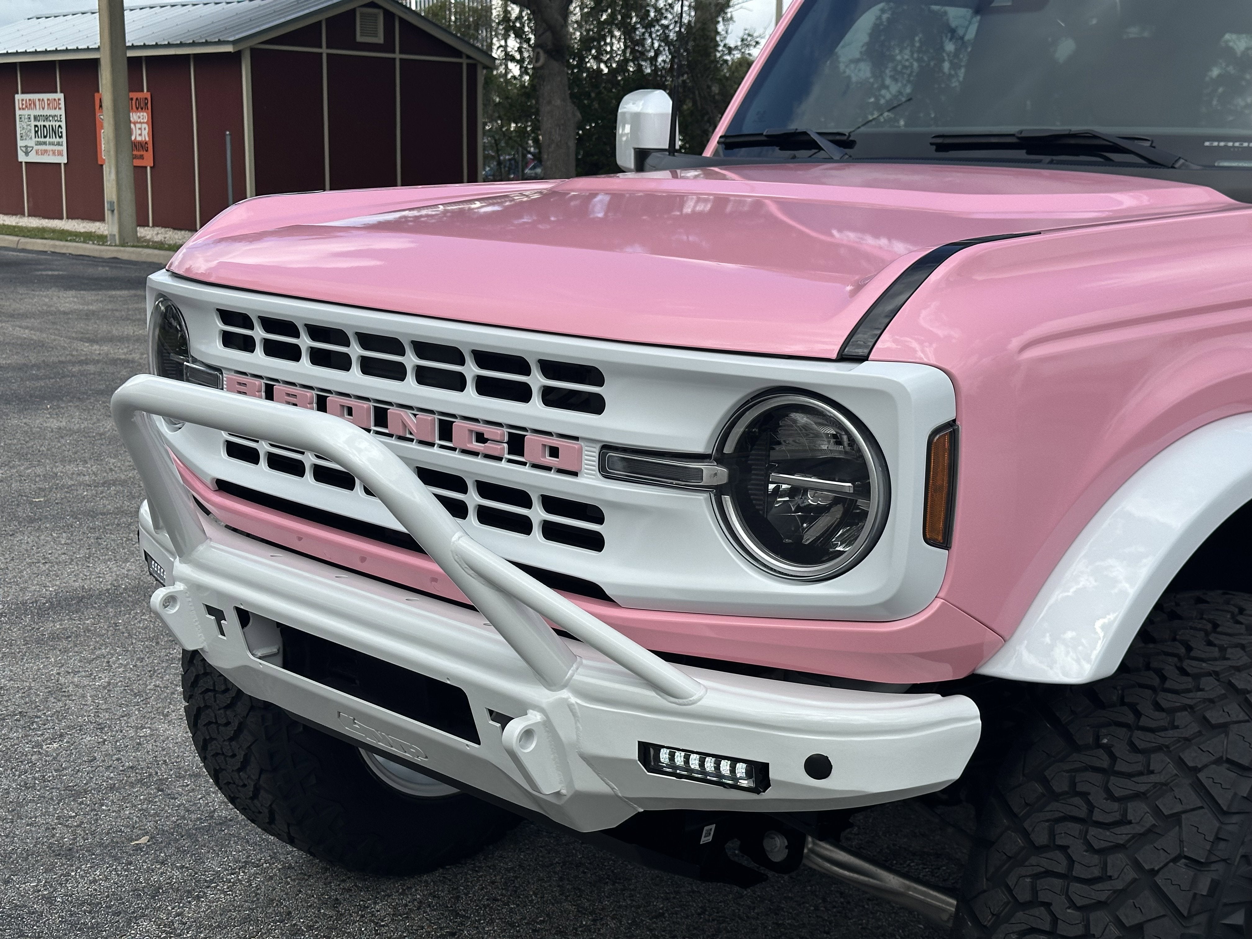 2023 Ford Bronco BLACK DIAMOND, PINK WRAP