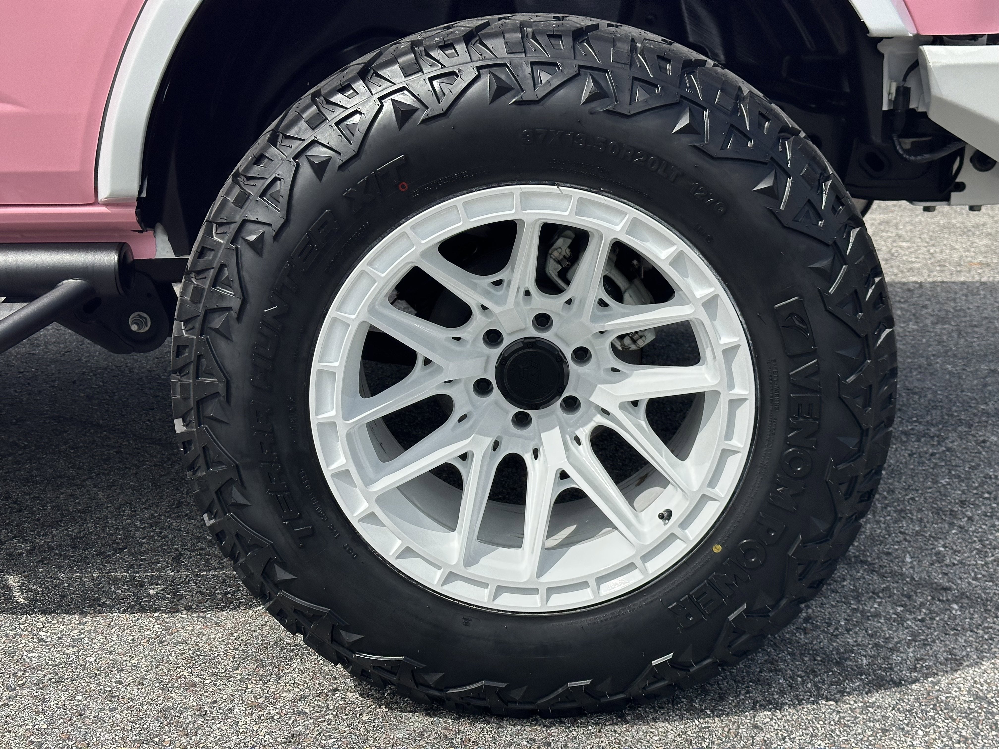 2023 Ford Bronco BLACK DIAMOND, PINK WRAP