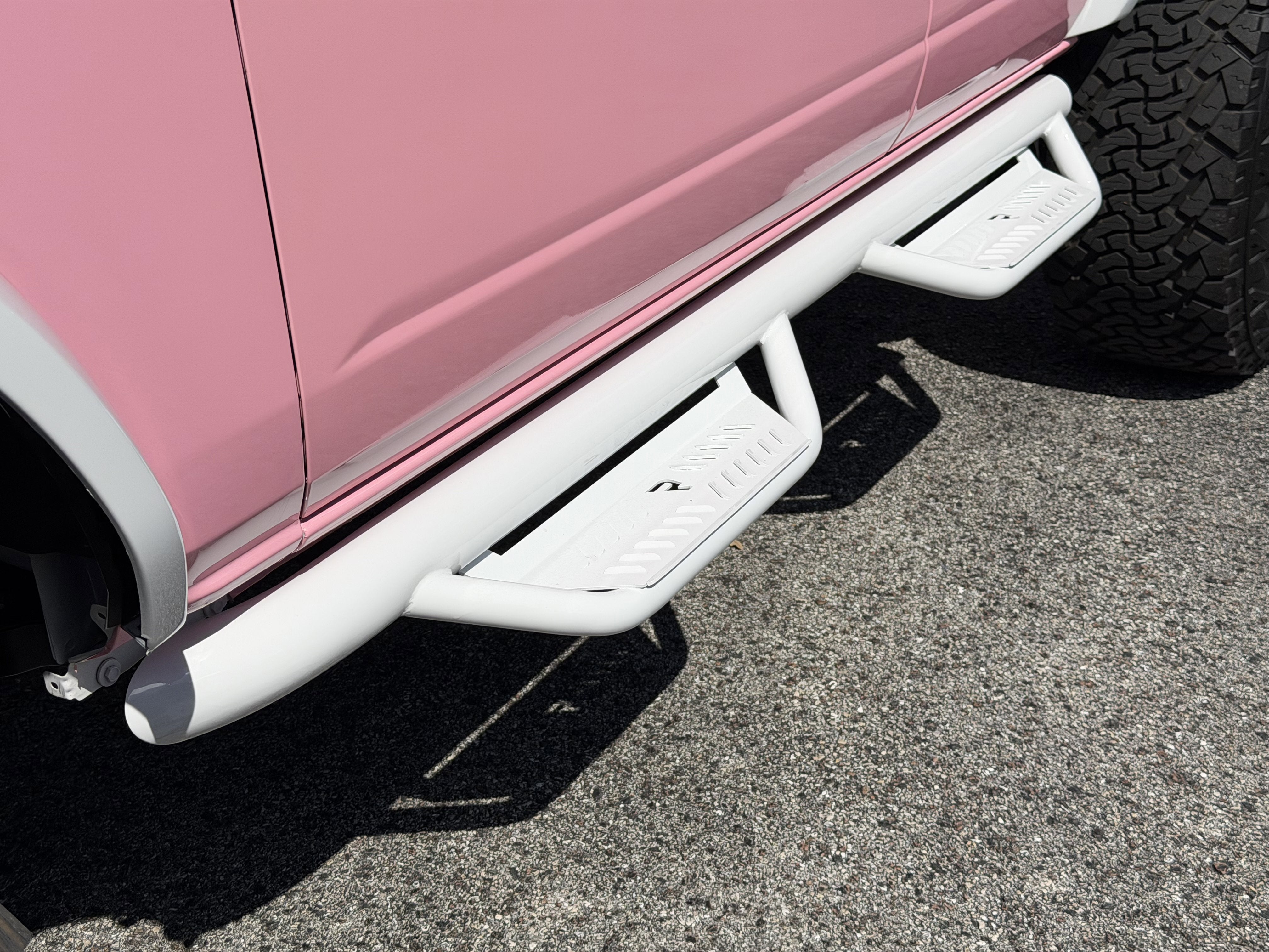 2023 Ford Bronco BLACK DIAMOND, PINK WRAP