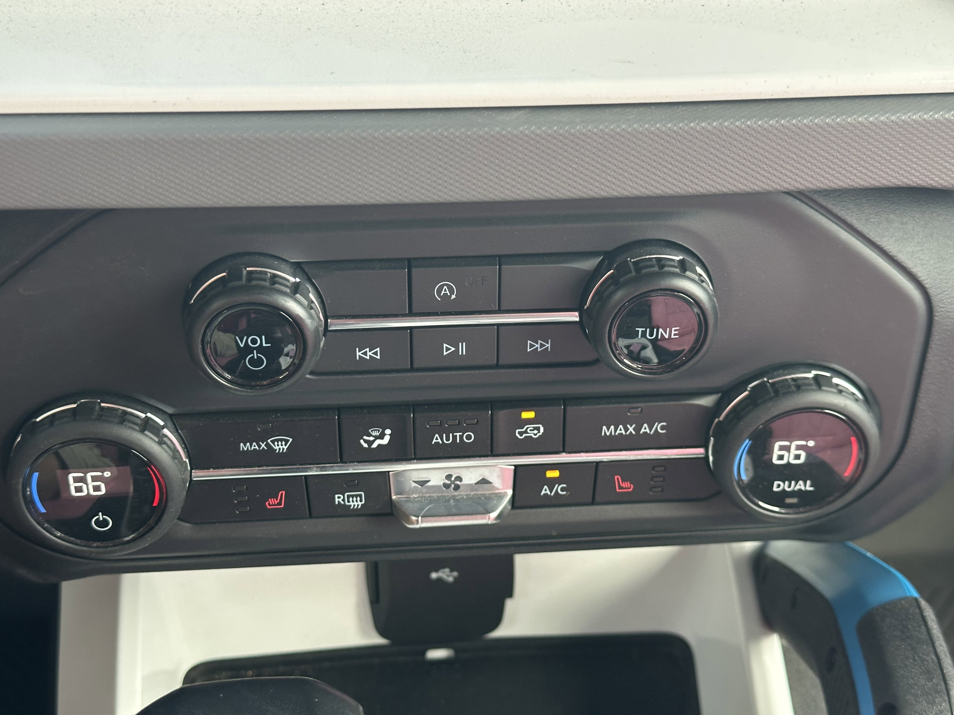 2023 Ford Bronco BLACK DIAMOND, PINK WRAP