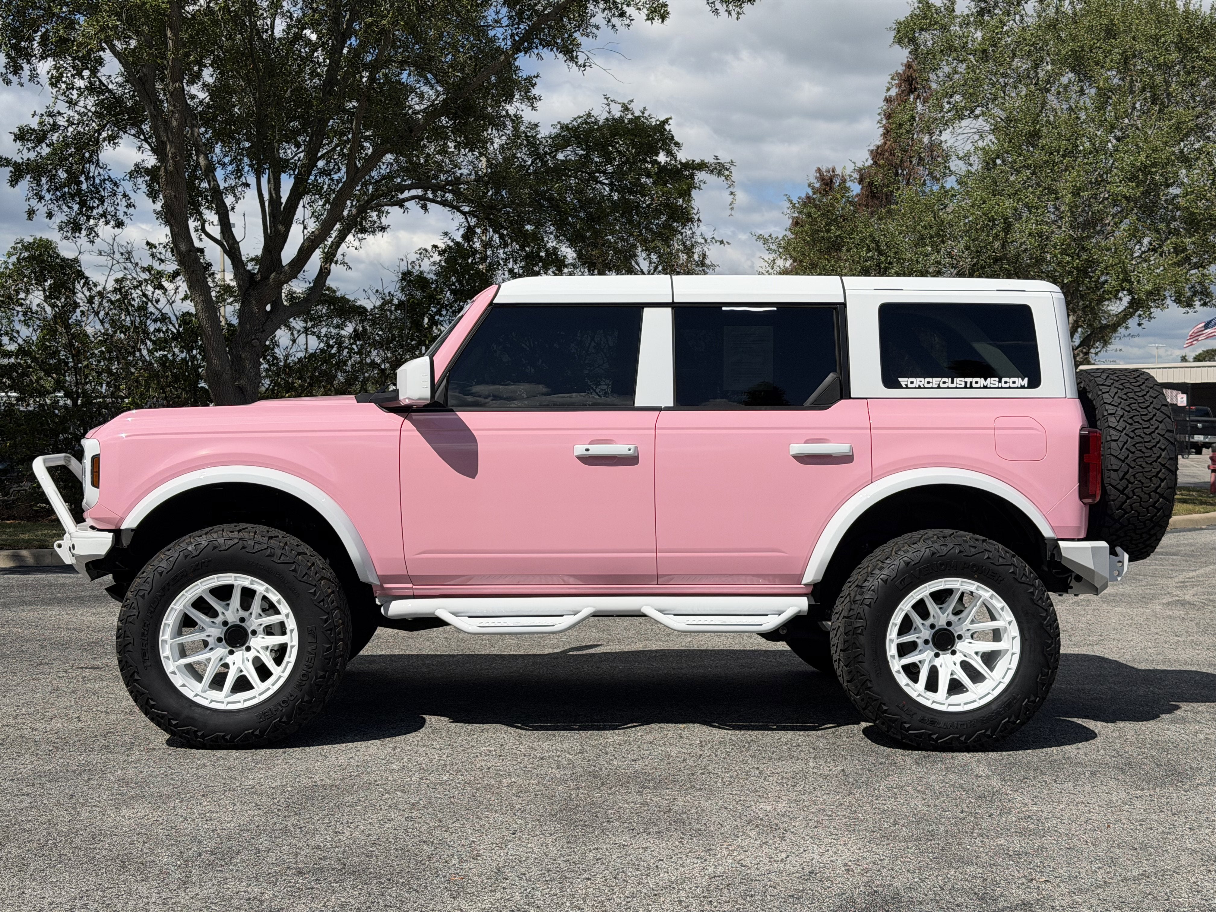 2023 Ford Bronco BLACK DIAMOND, PINK WRAP