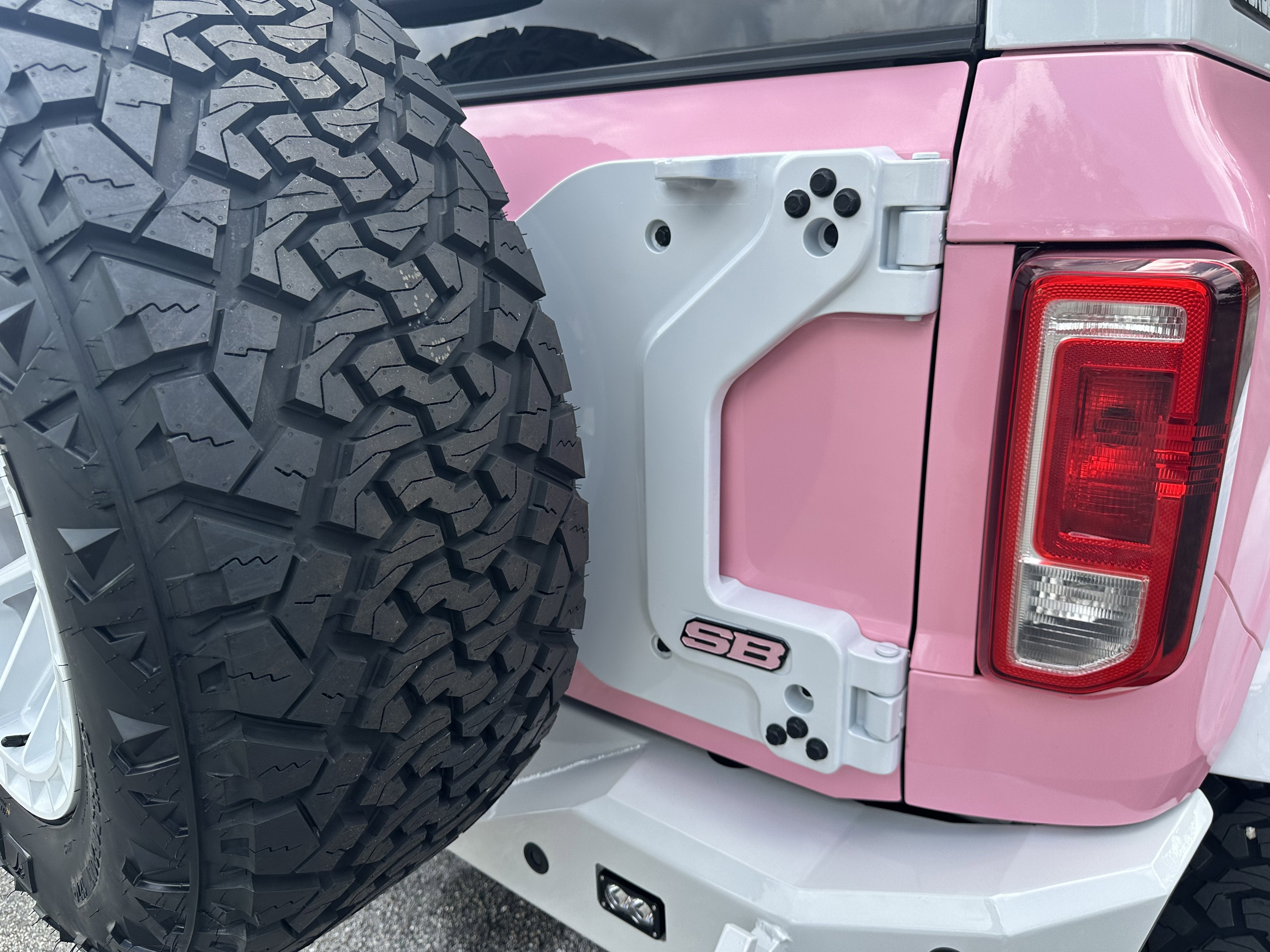2023 Ford Bronco BLACK DIAMOND, PINK WRAP